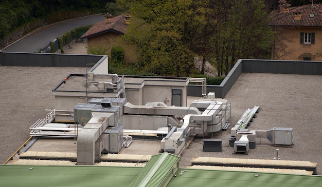Sistema di aria condizionata sul tetto dell'edificio Apparecchiature HVAC in cima a un edificio moderno