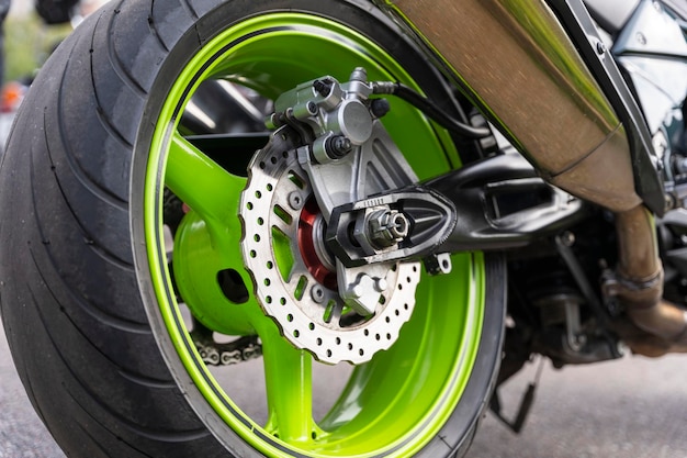 Sistema di freno posteriore del motociclo, disco del freno, ruota, pinza del freno, ruota posteriore, vista laterale del motociclo