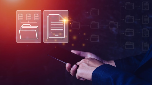 Sistema di gestione dei documenti DMS in fase di configurazione Consulente IT che lavora su smartphone Software per l'archiviazione, la ricerca e la gestione delle informazioni sui file aziendali