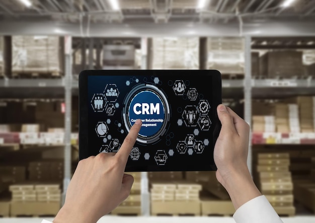 Sistema di gestione delle relazioni con i clienti su computer alla moda per il business CRM