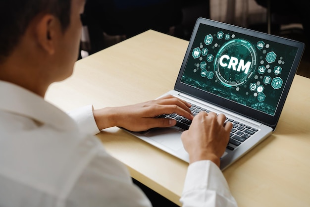 Sistema di gestione delle relazioni con i clienti su computer alla moda per il business CRM