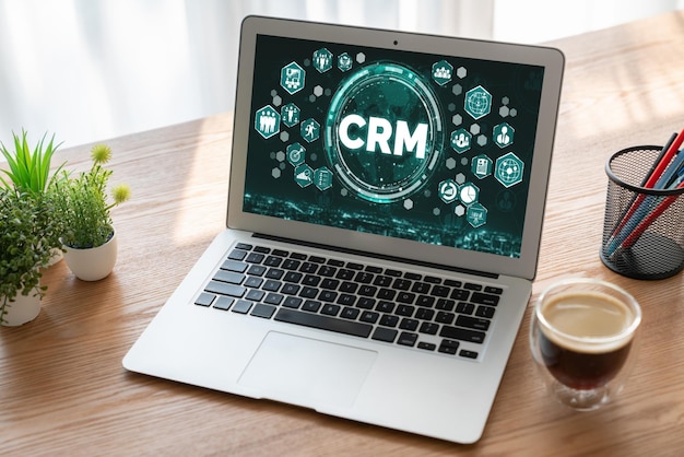 Sistema di gestione delle relazioni con i clienti su computer alla moda per il business CRM