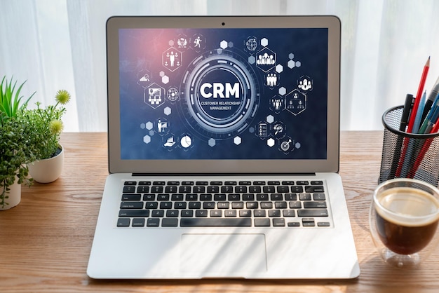 Sistema di gestione delle relazioni con i clienti su computer alla moda per il business CRM