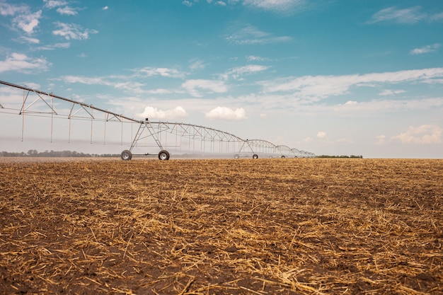 Sistema di irrigazione spostato sul campo di un contadino.