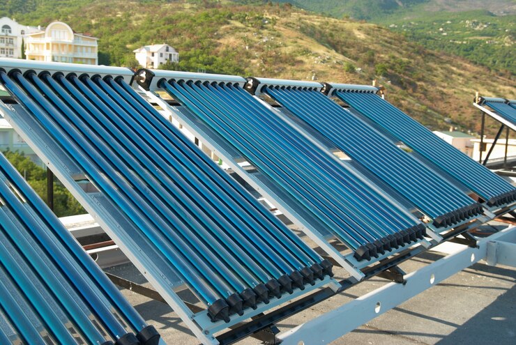 Sistema di riscaldamento solare dell'acqua sottovuoto sul tetto della casa.