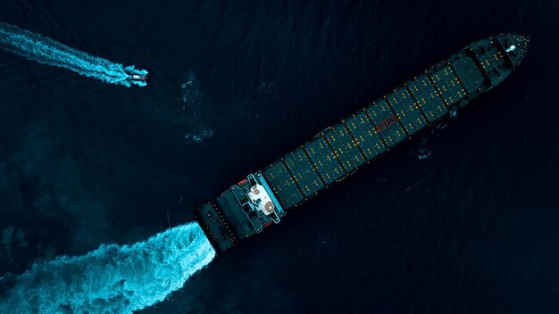 Sistema di test del motore della nave da carico dopo essere stato riparato in mare scuro fotografia su stile process art