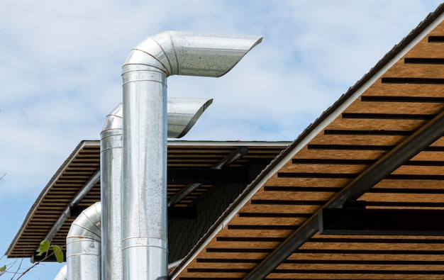 Sistema di ventilazione del camino su edificio esterno