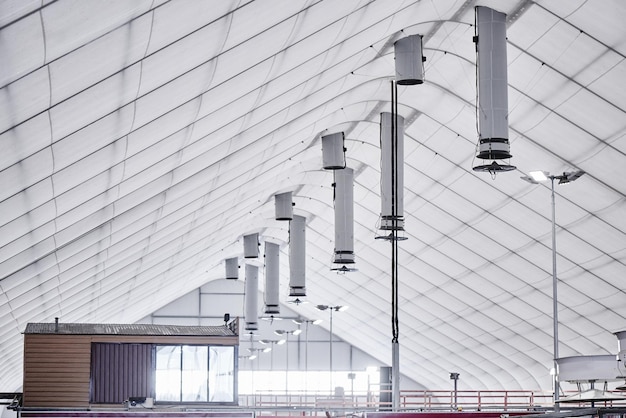 Sistema di ventilazione industriale per interni in un allevamento di mucche automatizzato tecnologia moderna in fabbrica