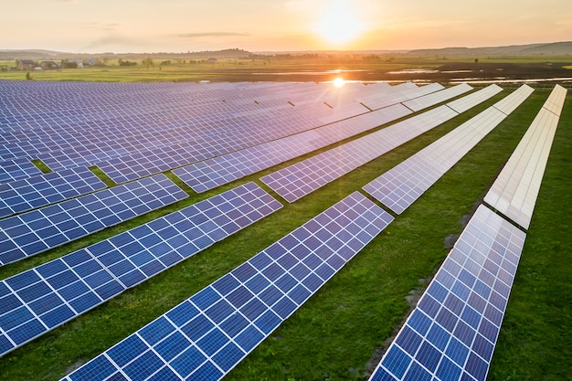 Sistema fotovoltaico blu solare dei pannelli fotovoltaici che produce energia rinnovabile pulita sul paesaggio rurale