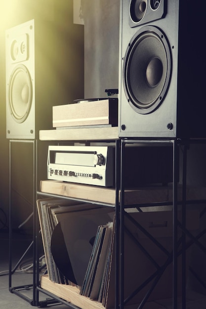 Sistema HiFi con amplificatore giradischi e altoparlanti in uno studio