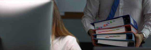 Sistematizzazione e archiviazione dei documenti in ufficio.