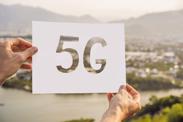 Sistemi wireless di rete 5G e Internet delle cose con il moderno skyline della città Concetto di città intelligente e rete di comunicazione