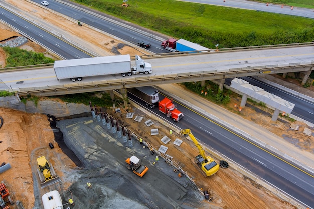 Sito di riparazione sul ponte in ristrutturazione con strada in costruzione negli Stati Uniti