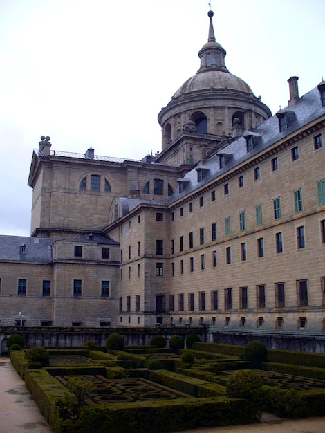 Sito reale di San Lorenzo de El Escorial o Monasterio del Escorial e bellissimo giardino. Spagna