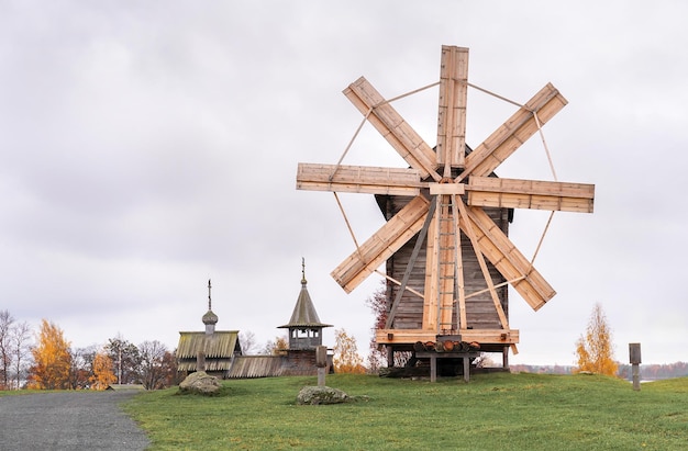 Sito storico della chiesa in legno e mulino a vento dell'isola di Kizhi Russia Moody paesaggio autunnale