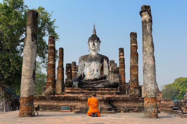 Sito storico di Sukhothai in Tailandia. Il Buddha è situato nelle rovine.