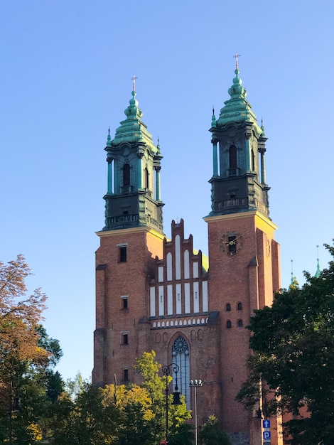 Sito storico Poznan Polonia Tumski Ostrov, Cattedrale sullo sfondo di un cielo blu brillante.