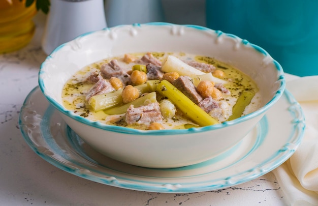 Siveydiz; (Turkey - Antep Style Local Food) è un piatto di Antep fatto con aglio fresco e agnello. Nome turco; Siveytiz