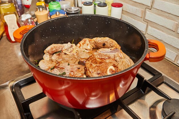 Sizzling HomeCooked Beef tagli succosi cotti alla perfezione su una stufa a gas in una cucina accogliente