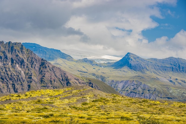 Skaftafell nel Parco nazionale di Vatnajokull con lagune glaciali, cascate, montagne verdi innevate