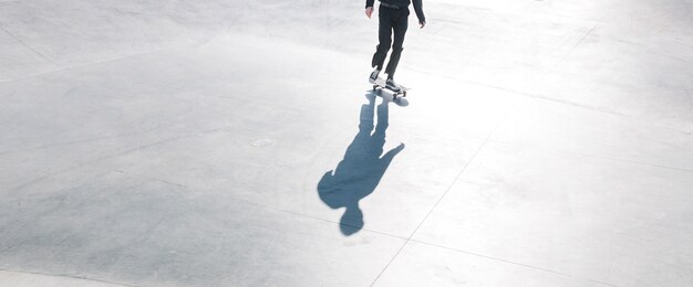 Skateboard all'aperto. Pattinatore che pattina in uno skatepark urbano in cemento