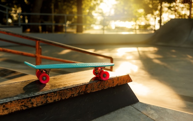 Skateboard di plastica della gioventù in uno skatepark. Concetto di estate giovanile