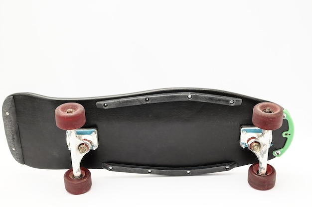 Skateboard nero in stile vintage su sfondo bianco