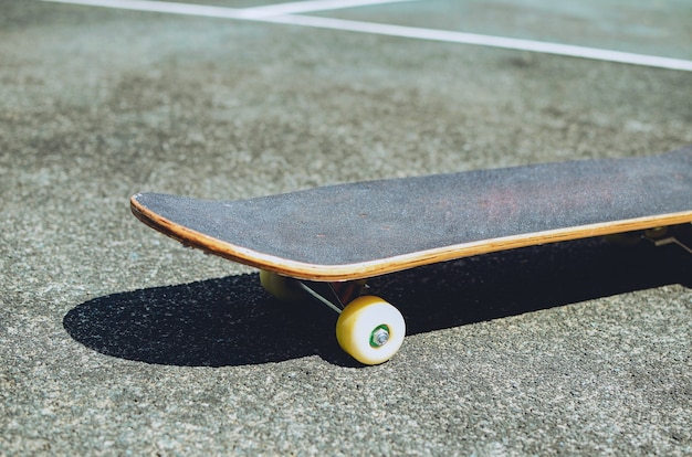Skateboard su un vecchio campo da tennis, concetto di pattinaggio Copia spazio