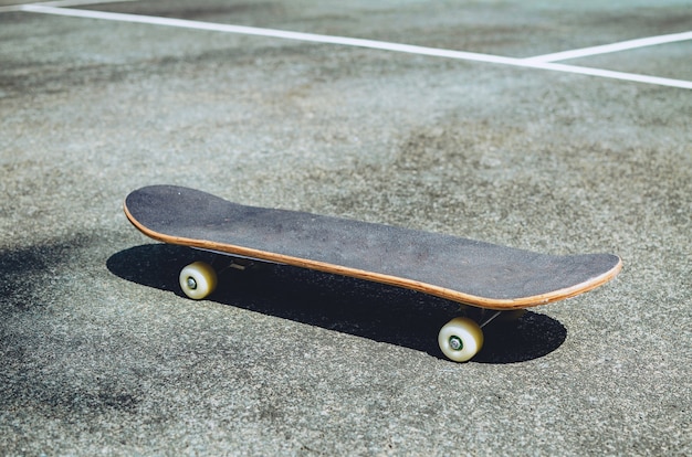 Skateboard su un vecchio campo da tennis, concetto di pattinaggio Copia spazio