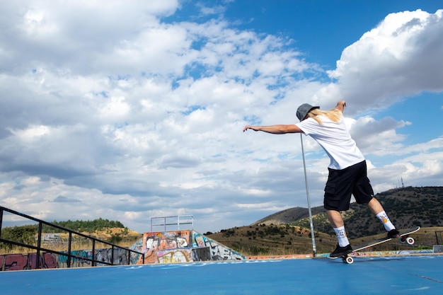 Skateboarder che si innalza in un skatepark