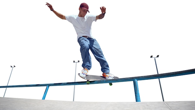 Skateboarder facendo un trucco isolato su bianco