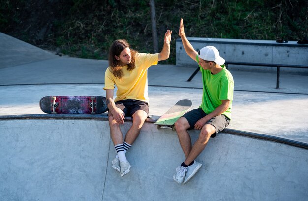 Skateboarder professionisti che si divertono allo skate park