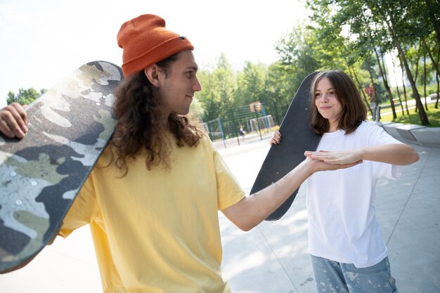 Skateboarder professionisti che si divertono allo skate park