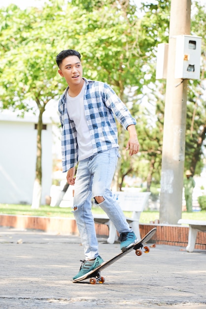 Skateboarding adolescente in città