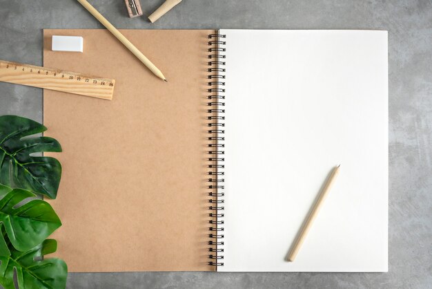 Sketchbook in bianco e foglie verdi