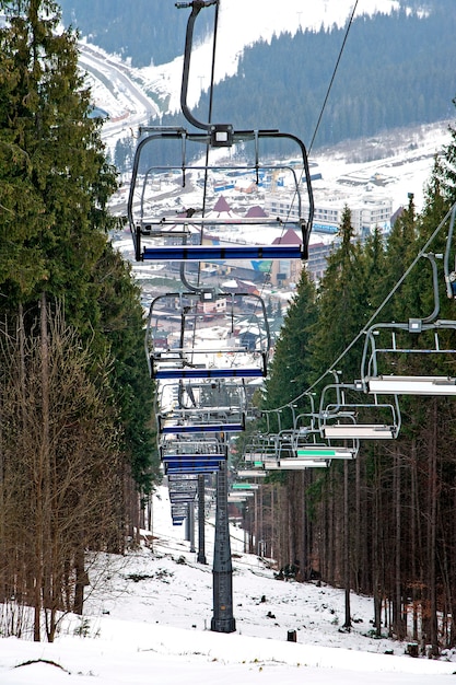 Ski lift e piste da sci tra la foresta nella stazione sciistica dei Carpazi