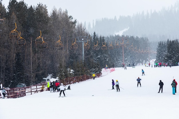 Skiatori e gondola lift nella stazione