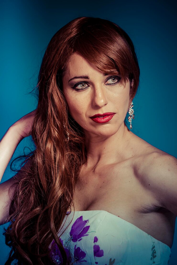 Foto skin.bella donna sexy con capelli lucidi rossi lunghi eleganti, acconciatura. carina dai capelli rossi. bella ragazza con i riccioli