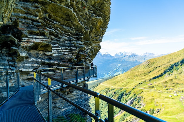 Sky cliff a piedi sul primo picco della montagna delle Alpi