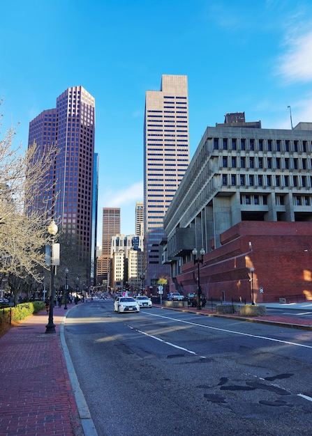 Skyline con grattacieli a Congress Street del centro cittadino di Boston, MA, USA. Persone sullo sfondo