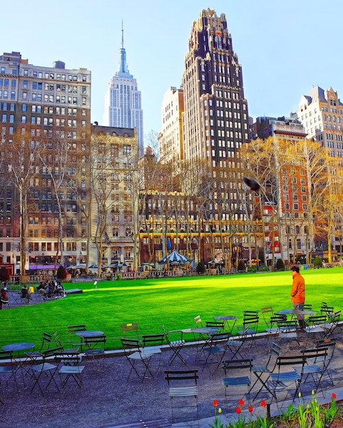 Skyline con grattacieli e paesaggio urbano americano a Bryant Park a Midtown Manhattan, New York, Stati Uniti. Stati Uniti d'America. New York, Stati Uniti.