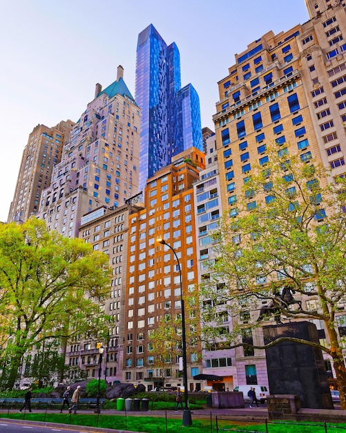 Skyline dei grattacieli di Central Park South nel centro di Manhattan, New York, Stati Uniti d'America. Stati Uniti d'America. New York, Stati Uniti.