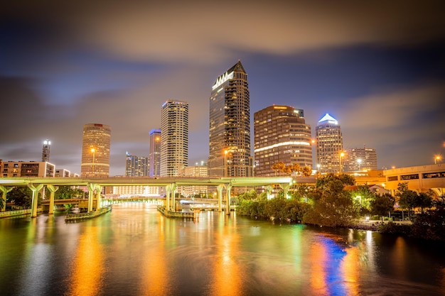 Skyline del centro cittadino di Tampa sul fiume Hillsborough di notte sotto un cielo blu