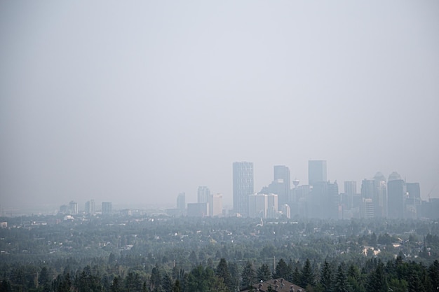 Skyline del centro di Calgary Alberta City sotto il fumo degli incendi boschivi