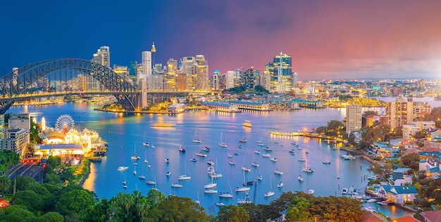 Skyline del centro di Sydney in Australia al crepuscolo