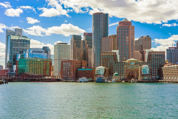 Skyline del quartiere finanziario di Boston, negli Stati Uniti. La città comprende 251 grattacieli completati. È una delle città più antiche degli Stati Uniti, fondata nel 1630 dai puritani dall'Inghilterra.