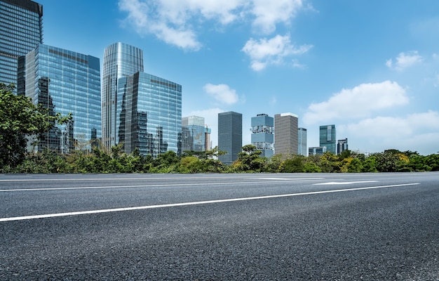 Skyline dell'autostrada e edifici della città