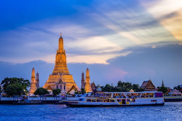 Skyline della città al tramonto al tempio Wat Arun e al fiume Chao Phraya Bangkok Thailand