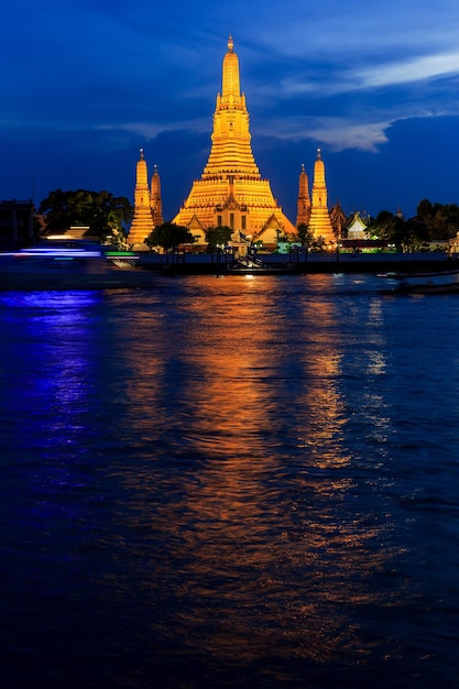 Skyline della città al tramonto al tempio Wat Arun e al fiume Chao Phraya Bangkok Thailand