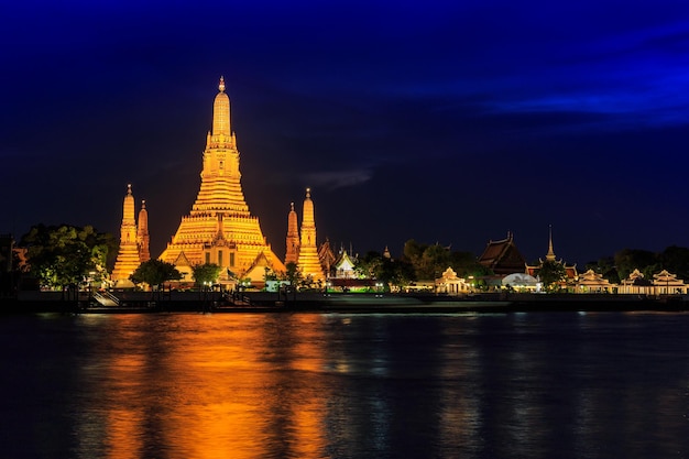Skyline della città al tramonto al tempio Wat Arun e al fiume Chao Phraya Bangkok Thailand